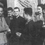Emilio Colombo con un gruppo di giovani di Azione Cattolica