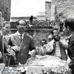 Emilio Colombo posa la prima pietra per la ricostruzione del Rione Addone a Potenza (foto Archivio Luccioni)